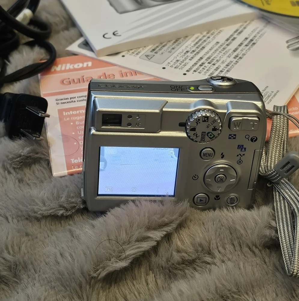 Nikon Coolpix 7600 Silver AA Battery Powered